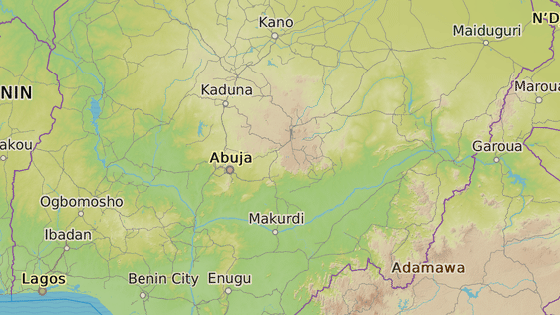 Les Sambisa, kde byla dajn nalezen unesen dvka (erven znaka). Vesnice Chibok, odkud islamist dvky ped dvma lety unesli (modr znaka)