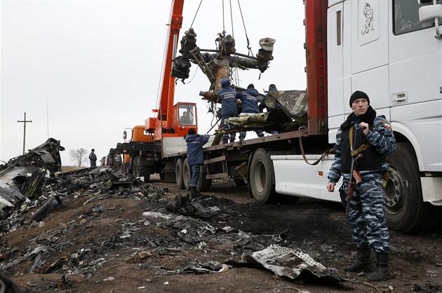 Na východ Ukrajiny zaal pod vedením nizozemských expert odvoz trosek...