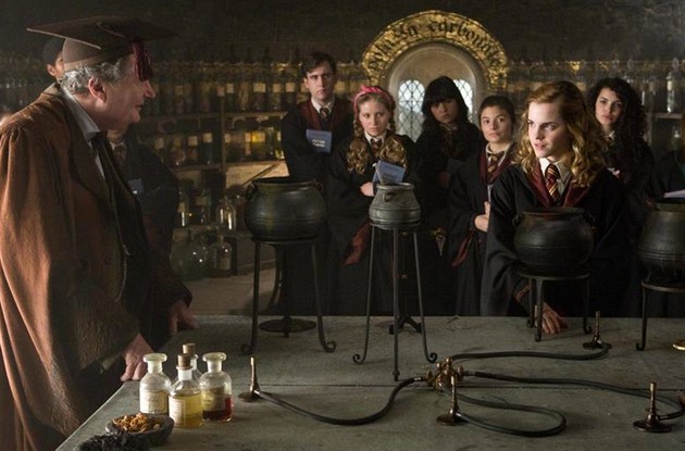 Hermiona Grangerov bhem vuky lektvar. Z npoje lsky ct i Ronovy vlasy.