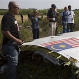 Malajsijt vyetovatel prohlej spolu s pozorovateli OBSE trosky Boeingu...