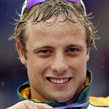 Oscar Pistorius a jeho zlat medaile z paralympidy.