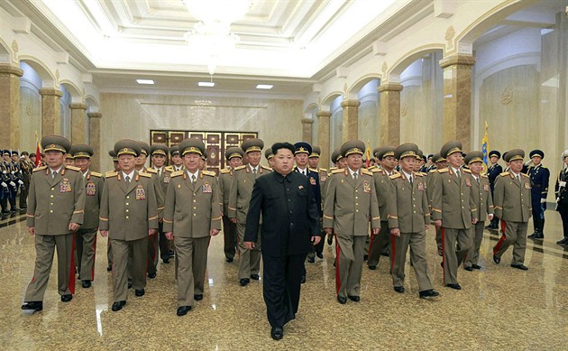 Kim ong-Un s velitelé jeho jednotek. Vyhlásil pohotovost jako reakci na...