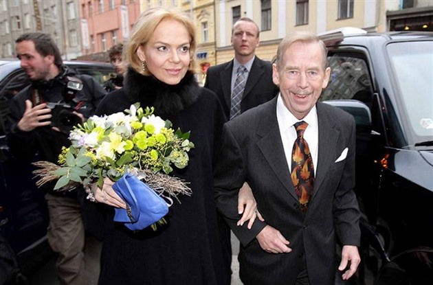 Václav Havel se po boku své eny usmívá. Kdyby vdl, jak bude nakládat po jeho...