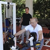 Vladimir Putin a Dimitrij Medvedv v posilovn v Soi.