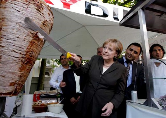 Angela Merkelová miluje kebab a tak podporuje turecké restaurace v Nmecku.