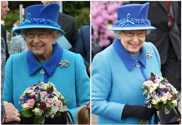 Královna na oslavu dorazila v modrém kostýmku.
