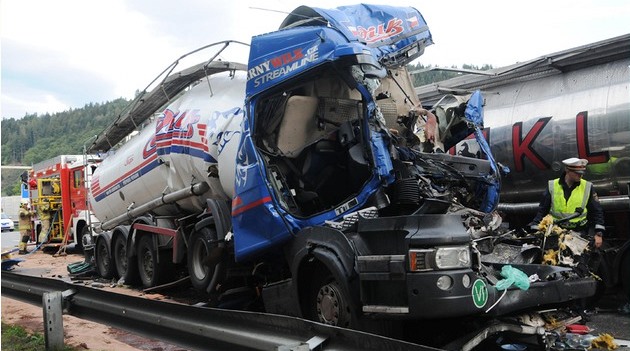 Pi nehod u hraniní kontroly zemeli dva lidé v eském kamionu.