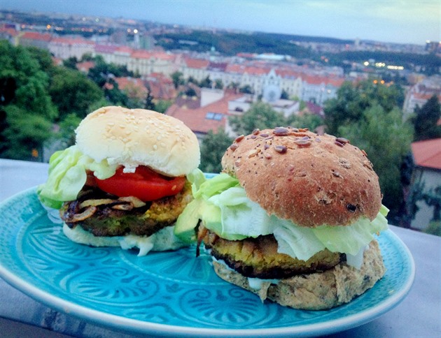 A toto je vsledek: Vegansk hamburger z cizrny a kukuice.