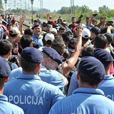 Beenci prorazili v Chorvatsku policejn ztarasy, ady je nechtj vpustit do...