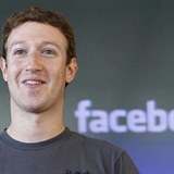 Pozor na nj! Mark Zuckerberg si chce shnout na vae ptele.