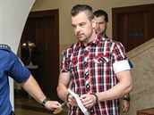 Petr Kramný pichází k soudu. (10. záí 2015)