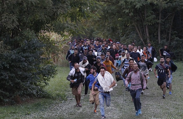 Jak se uprchlíci blíí k hranicím, dají se do nadeného bhu. U to skoro je!