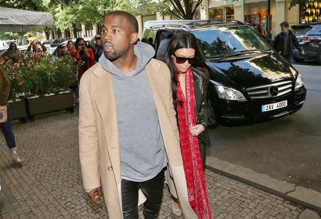 Kim a Kanye v Pask ulici.