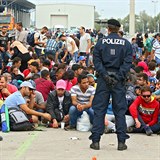 Rakout policist stoj u migrant, kte prv peli hranici u msta...