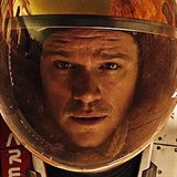 Matt Damon hraje kosmonauta Marka Watneyho, kterho nechaj kolegov omylem na...