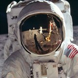 Podobn selfie meme astronautm jen zvidt.