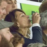 Carole Middleton a jej uklidovac techniky na ragbyovm zpase.