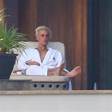 Justin odjel relaxovat na Bora Bora.