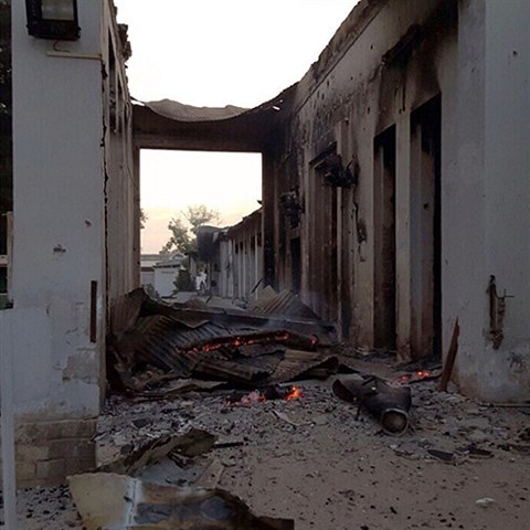 Z nemocnice Lka bez hranic v afghnskm Kundzu zbyly jen doutnajc trosky....