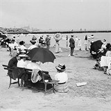 Pl na Coney Island kolem roku 1910. eny v horkm dni sed a relaxuj.