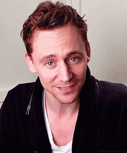 Kdo by jen odolal smvu Toma Hiddlestona v kombinaci s jeho modrma oima?