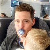 Michael Bubl v letadle se synem.