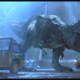 Tyranosaurus se v Jurskm parku utrhl ze etzu.