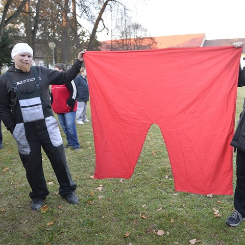 Milo Zeman navtvil obec Zmrsk na Pardubicku. zde ho pivtali mui v...