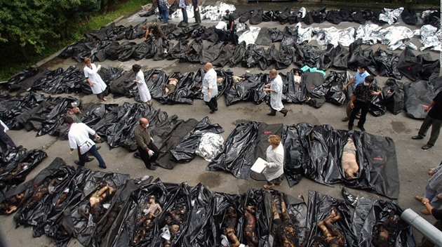 Mrtv po vbuchu bomby v beslansk kole.
