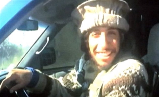 Abaaoud za volantem nákladního auta plného mrtvých zajatc, které sám popravil.