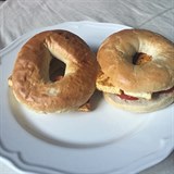 Bagel s tofu a zeleninou. Cel den jsem byla nacpan a bylo mi tko.