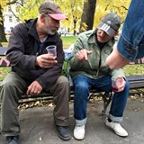 Bezdomovci Petr s Vojtchem vniv debatuj o konzumovanch vnech.