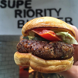 Superiority burger si mete dt na sv nvtv New Yorku.