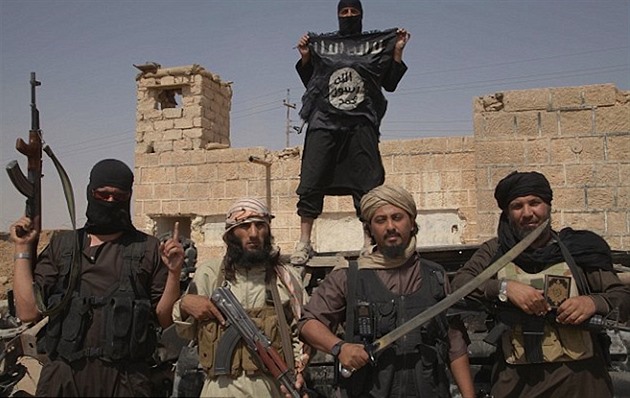Islámský stát slibuje Evrop totální válku, jeho bojovníci se skrývají na ad...