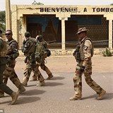 Francouzsk jednotky hldkuj v ulicch hlavnho msta Mali.