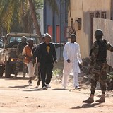 Armda vtrhla do hotelu Radisson v Mali, sna se osvobodit destky rukojmch.