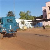 Armda vtrhla do hotelu Radisson v Mali, sna se osvobodit destky rukojmch.