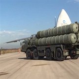 Rusk protiletadlov systm S-400 se pesouv nedaleko syrsk Latkje leteckou...