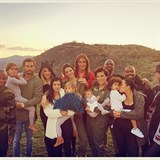 Poetn rodina Kardashianovch a Jennerovch byla na Den dkvzdn pohromad.