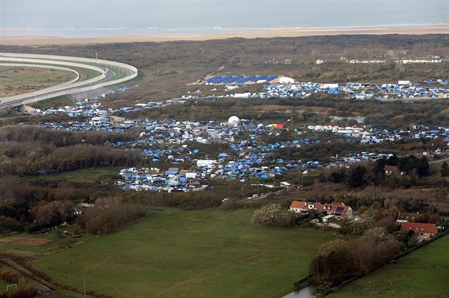V uprchlickém táboe v Calais ije kolem 4 500 uprchlík.