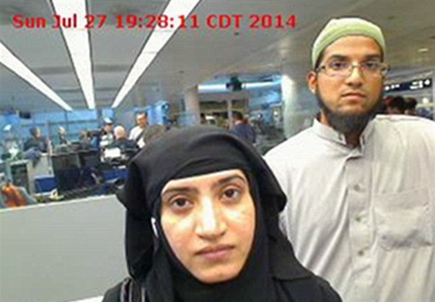 Syed Farook a jeho ena Tashfeen Malik na fotografii z letit.