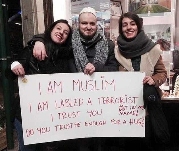 Mladý britský muslim nesouhlasil s tím, e ho lidé oznaují za teroristu. Nyní...