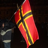 Demonstranti zhusta pouvaj takzvanou Wirmerovu vlajku. Tu pouval i Claus...