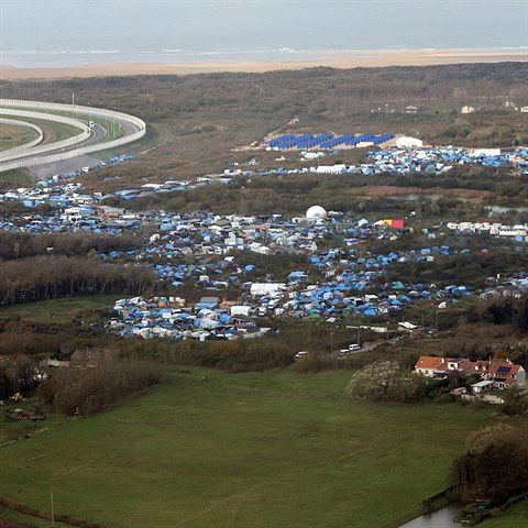 V uprchlickm tboe v Calais ije kolem 4 500 uprchlk.