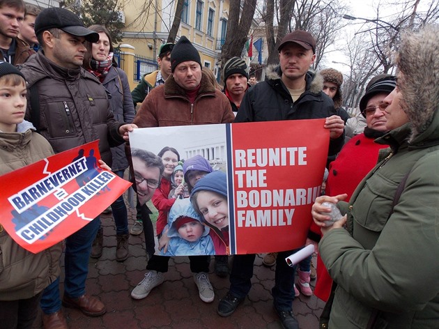 Demonstrace za rumunskou rodinu, kterou rozdlila norská sociálka.