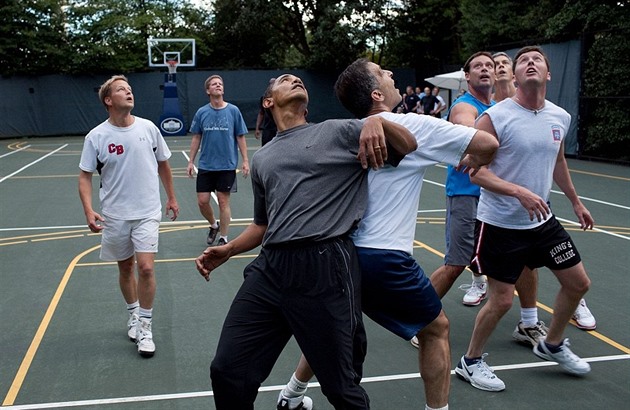 Obama bhem basketballovho zpasu se leny americkho parlamentu a sentu.
