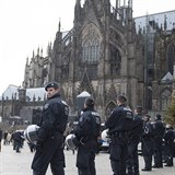 Policie na nmst ped katedrlou v Koln nad Rnem.