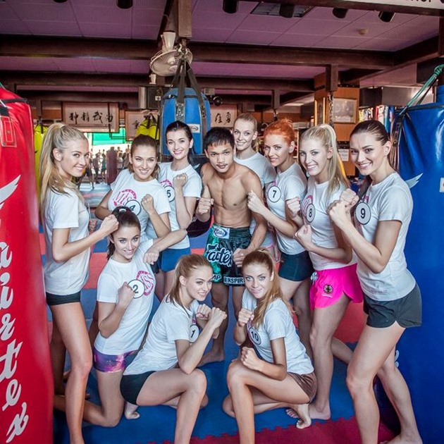 Dívky se zúastnili lekce Muay Thai.