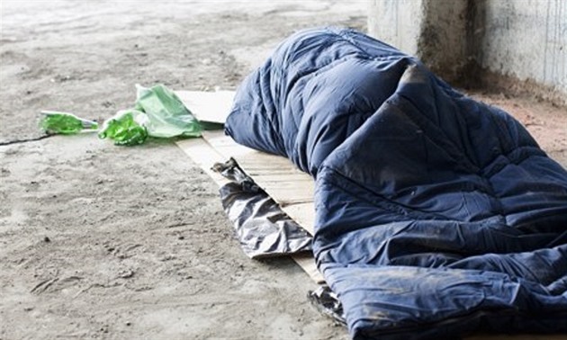 Bezdomovec byl nalezen zabalený ve spacím pytli. Bohuel vak nespal, ale byl...
