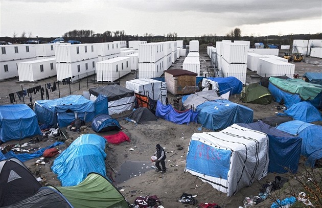 Pro uprchlíky ve francouzském Calais vyrostlo nové ubytování v obytných...